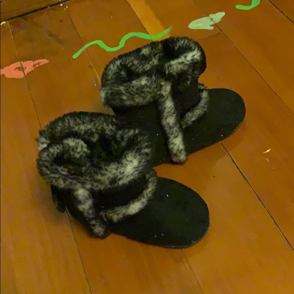 Velcro closed baby faux fur boots size 4